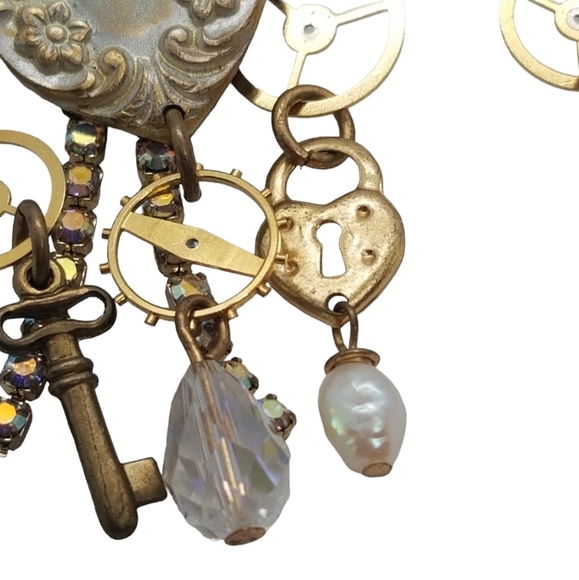 VINTAGE REPURPOSED WATCH FACE EARRINGS WITH ART NOUVEAU HEART & GOLDTONE CHARMS - Picture 5 of 7